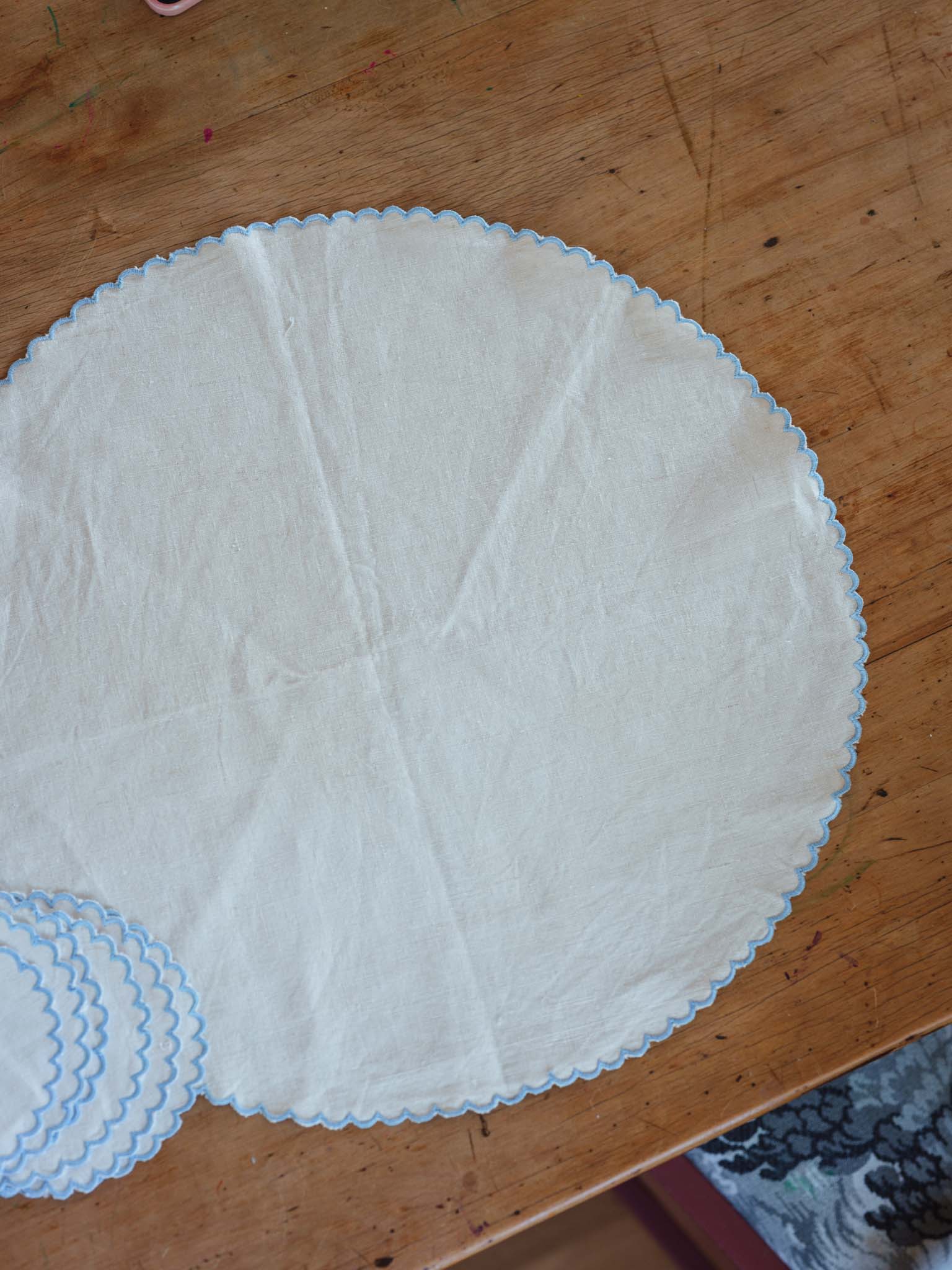 Scalloped linen vintage placemats - cornflower blue edges