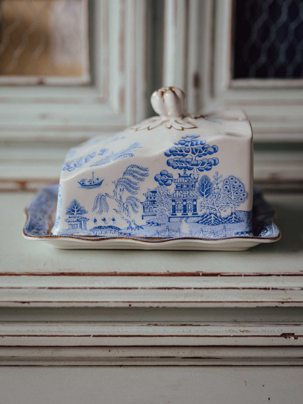 Bridgwood England Blue Willow Butter Dish with Gilt Lotus Finial