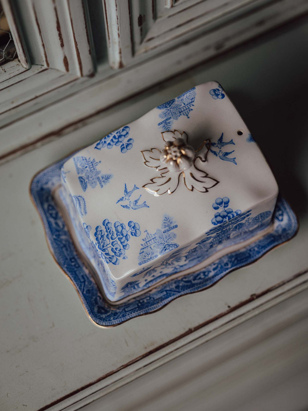 Bridgwood England Blue Willow Butter Dish with Gilt Lotus Finial