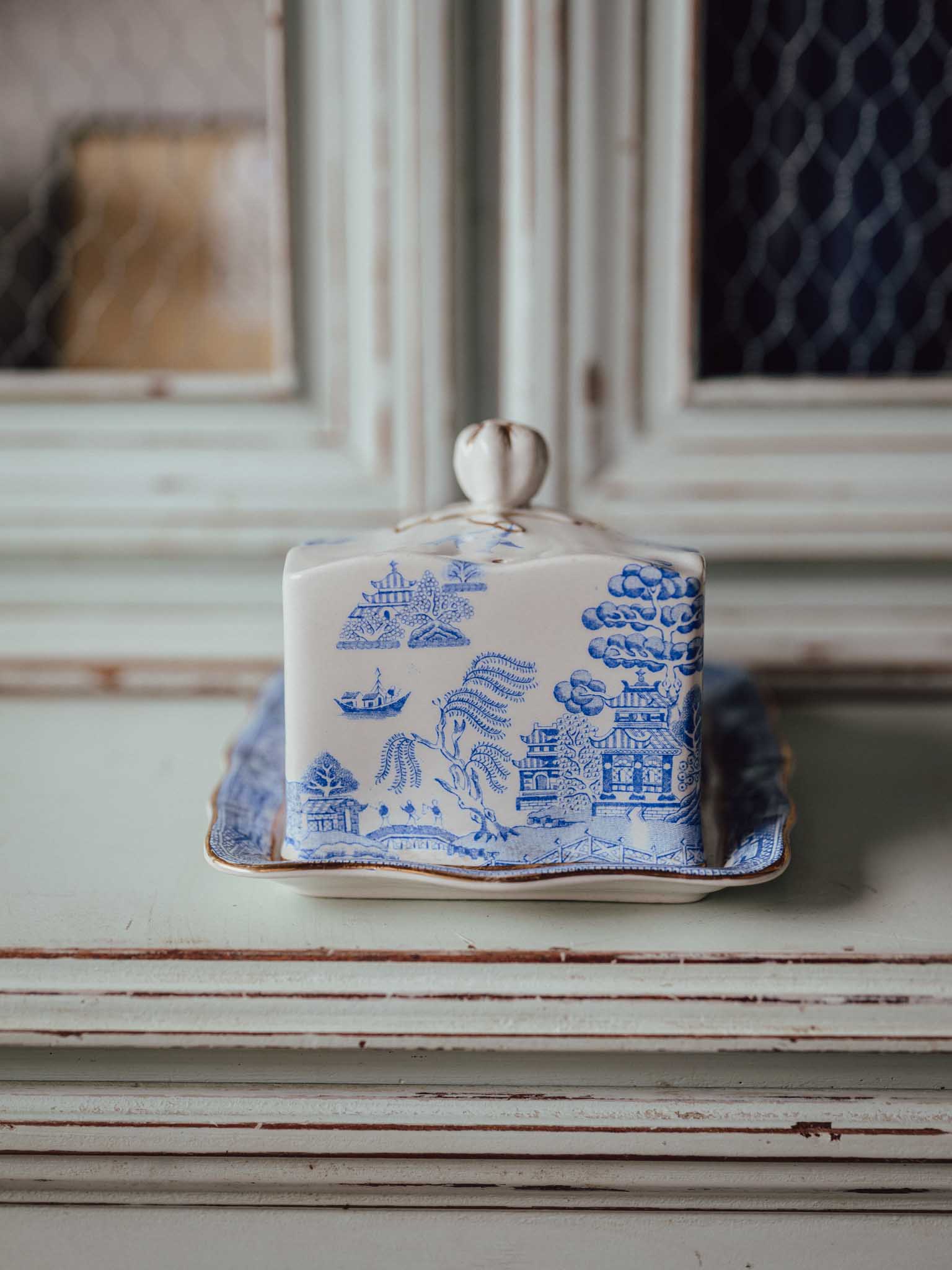 Bridgwood England Blue Willow Butter Dish with Gilt Lotus Finial