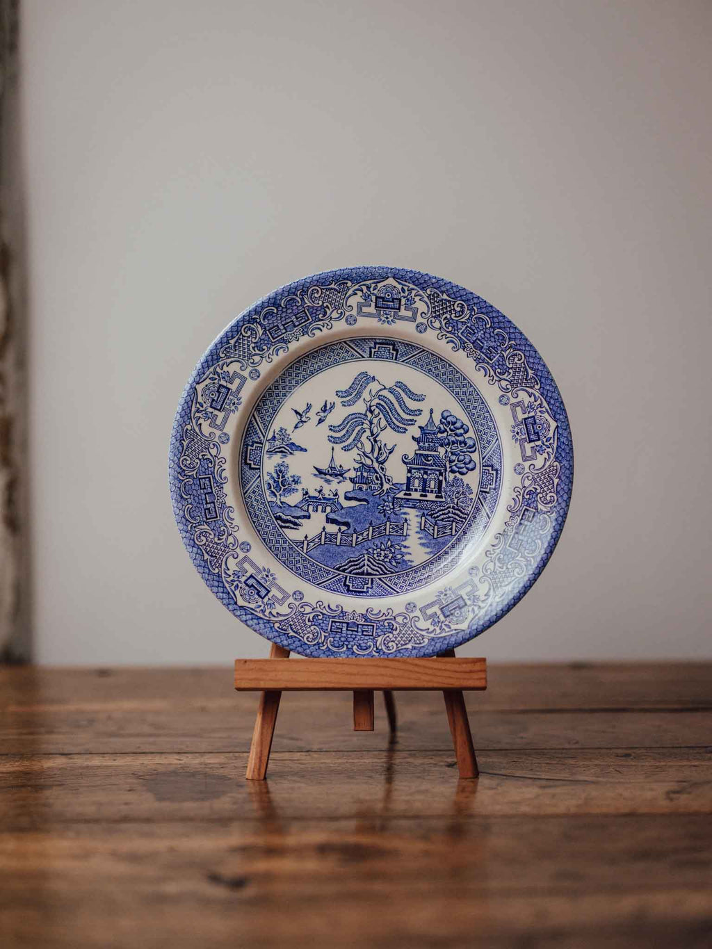 Willow Pattern Plate with Scale Border