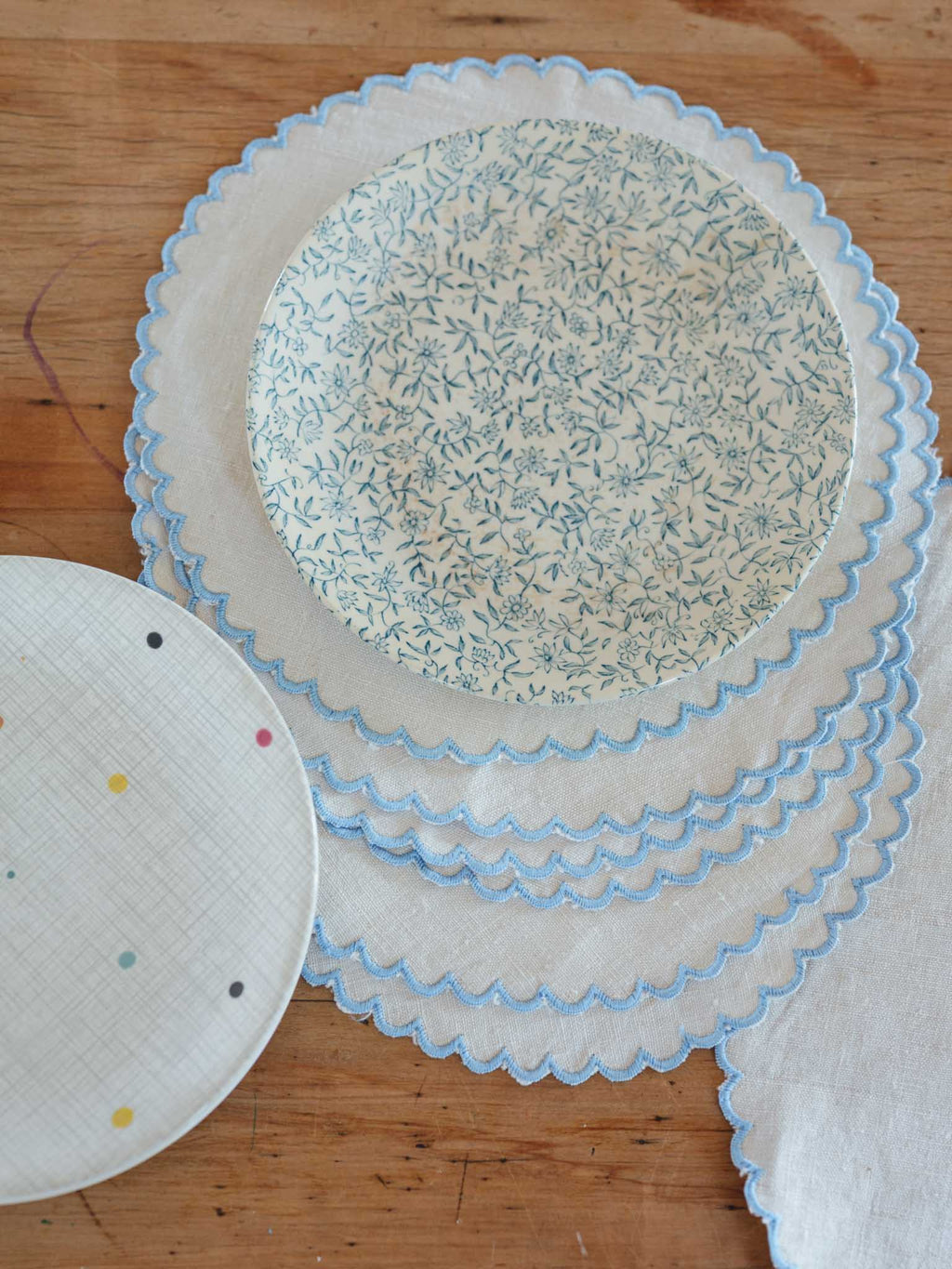 Scalloped linen vintage placemats - cornflower blue edges
