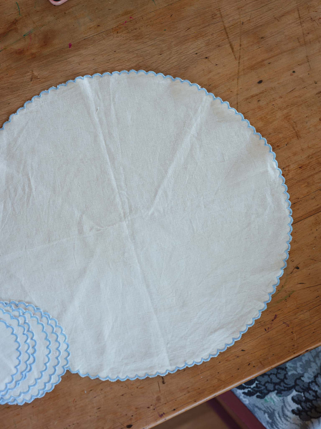 Scalloped linen vintage placemats - cornflower blue edges