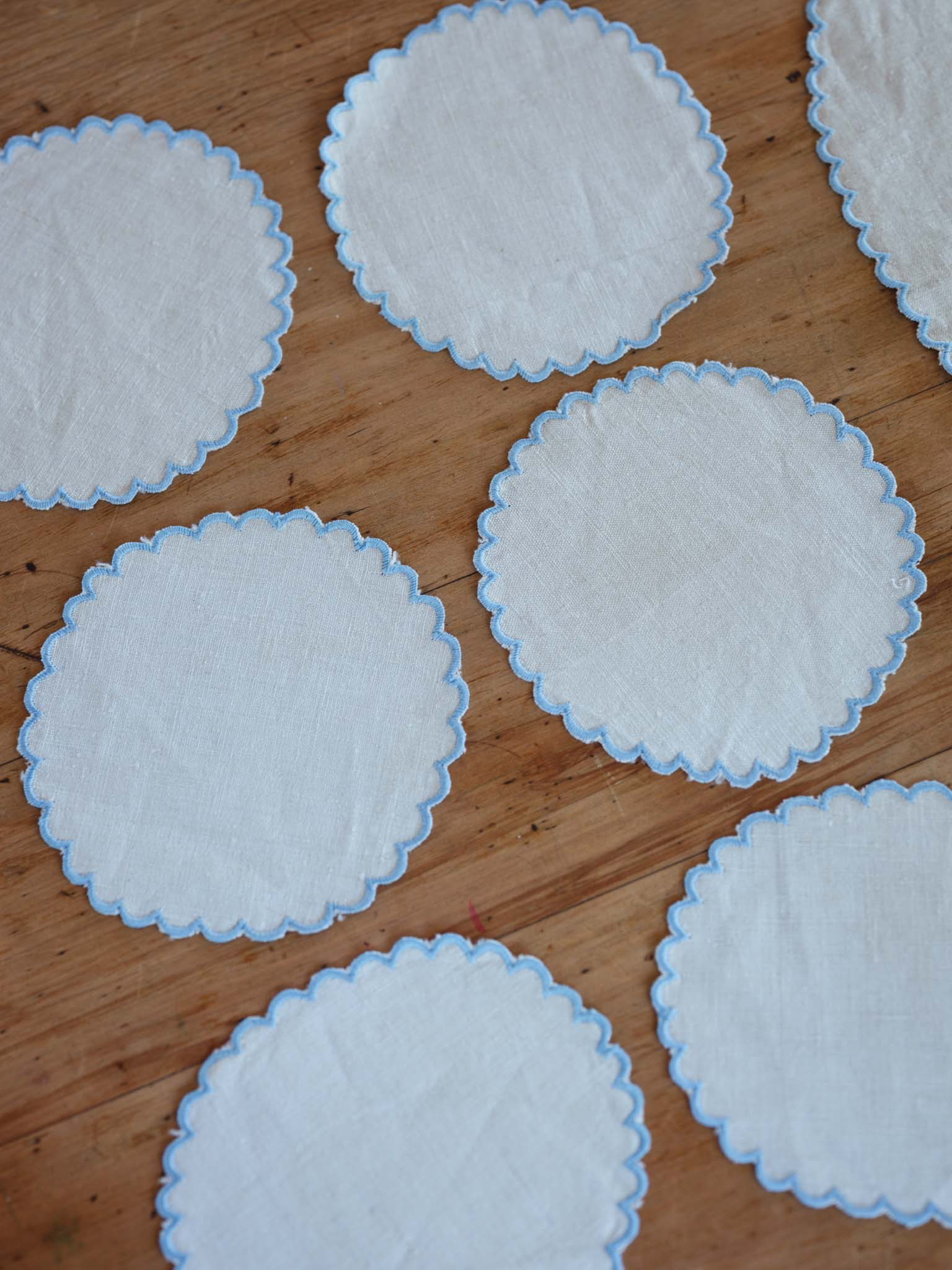 Scalloped linen vintage placemats - cornflower blue edges