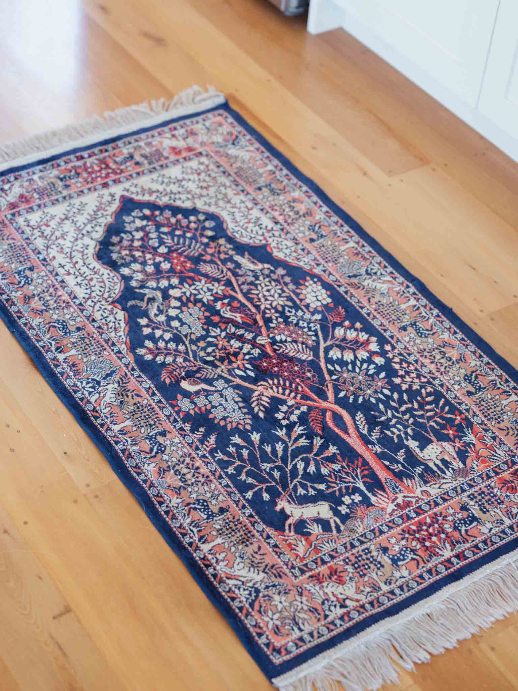 Exquisite rug with deer and birds
