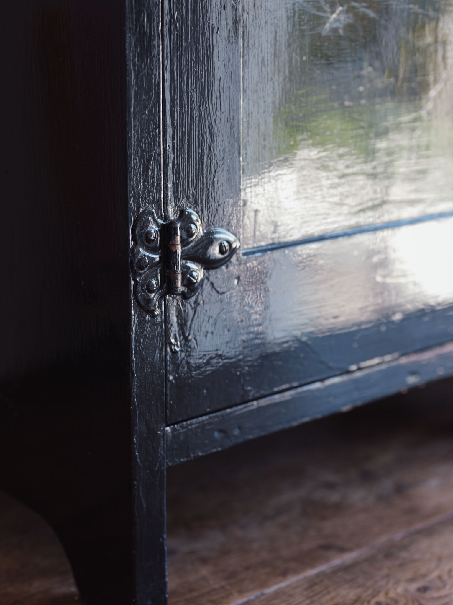 Pair of Lacquered Bedside Tables - Black