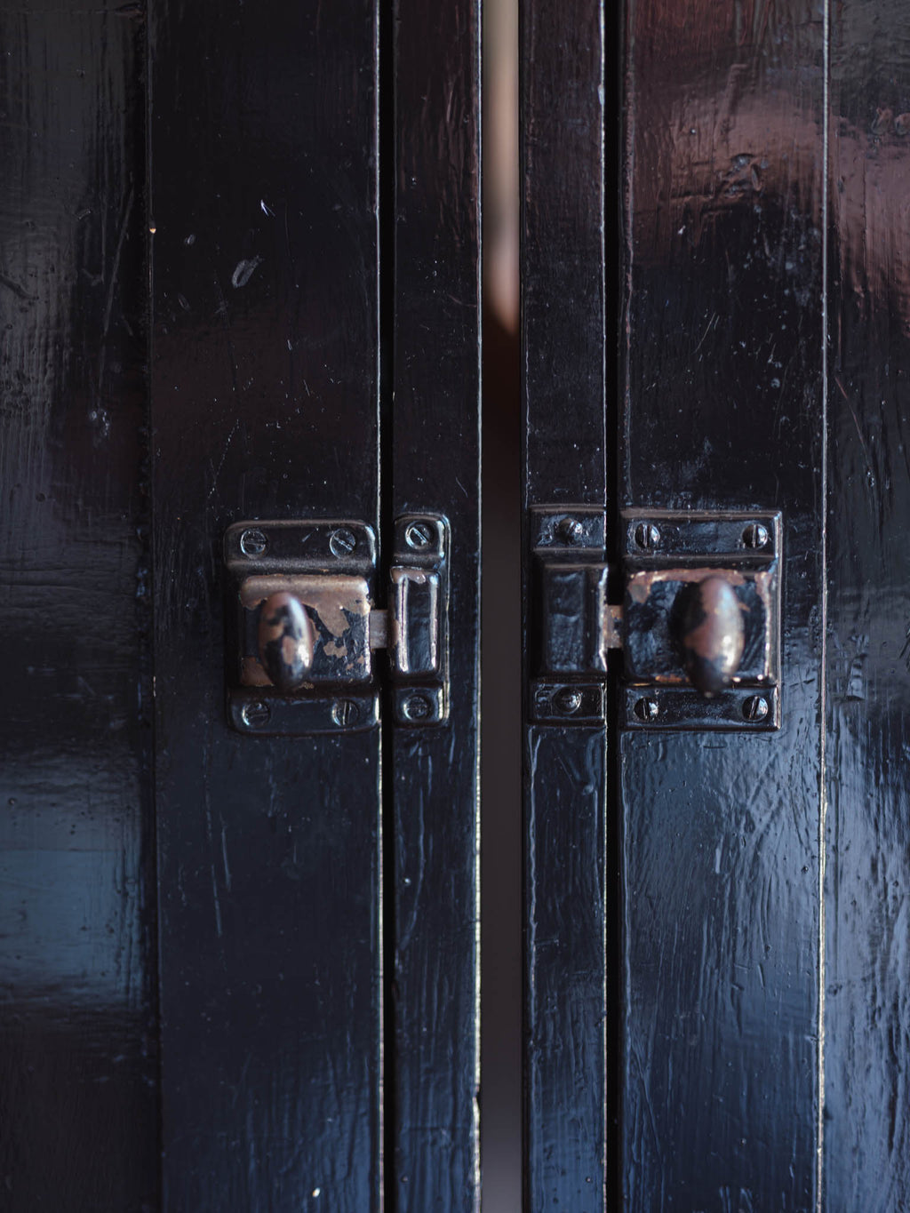 Pair of Lacquered Bedside Tables - Black