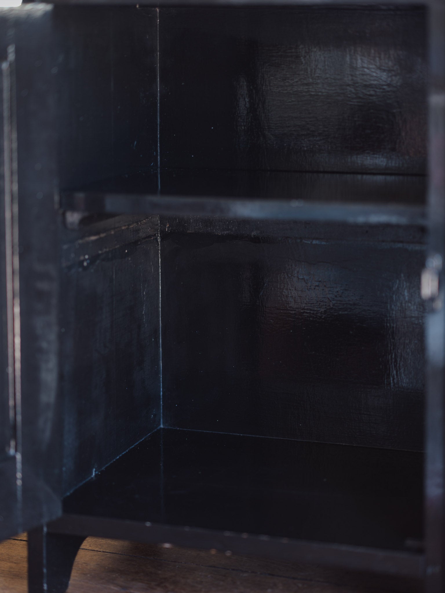 Pair of Lacquered Bedside Tables - Black