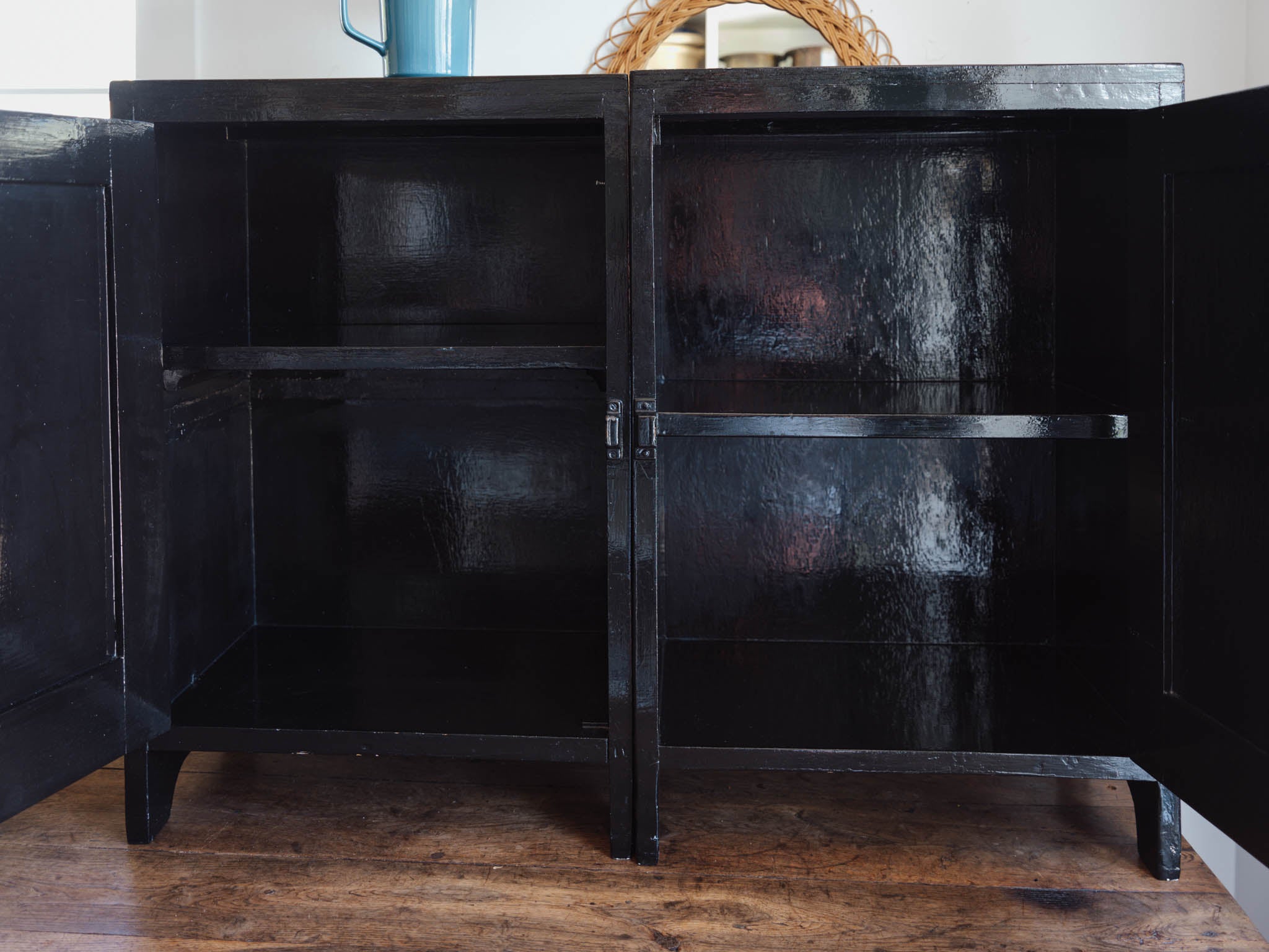 Pair of Lacquered Bedside Tables - Black