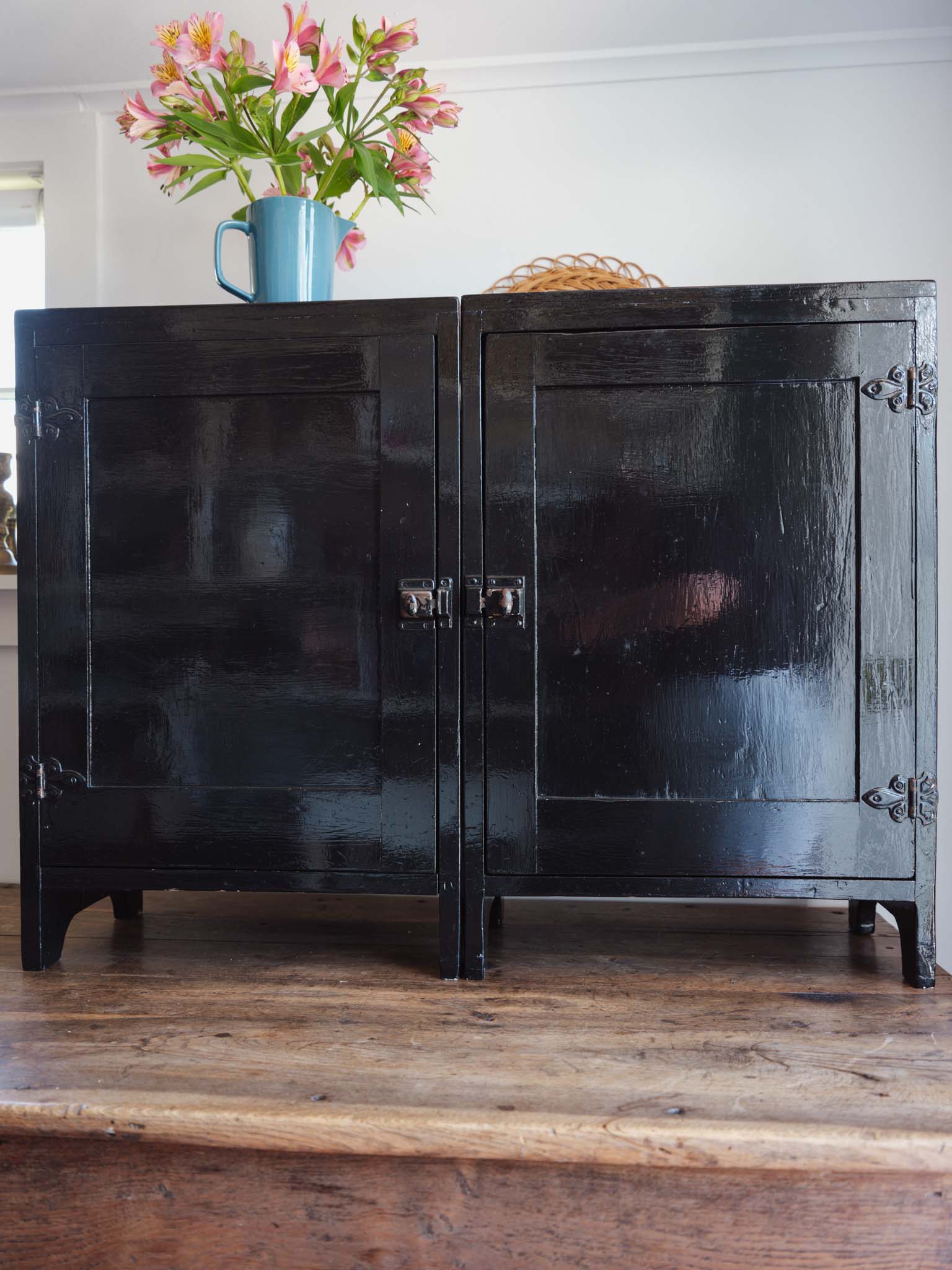 Pair of Lacquered Bedside Tables - Black