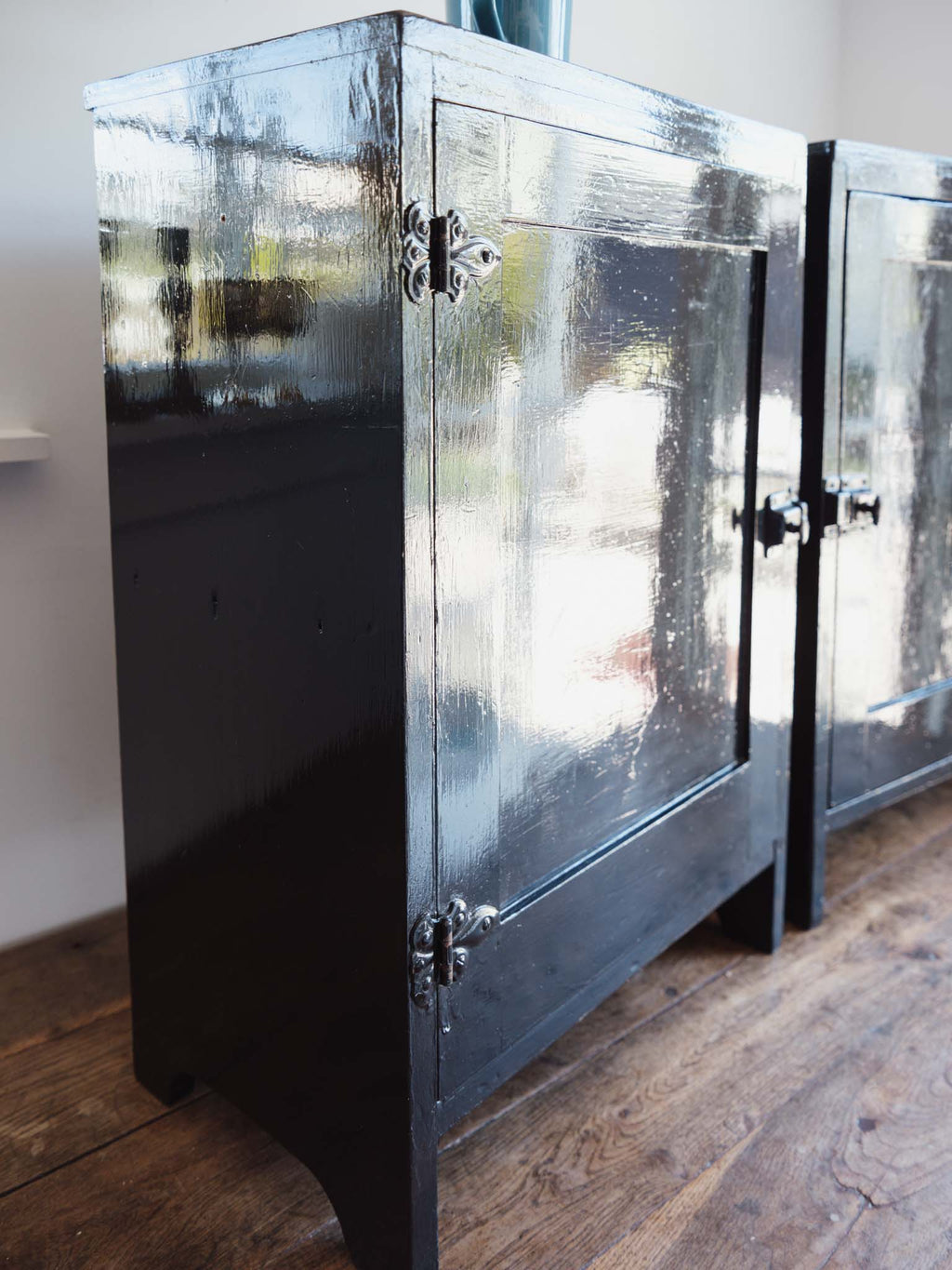 Pair of Lacquered Bedside Tables - Black