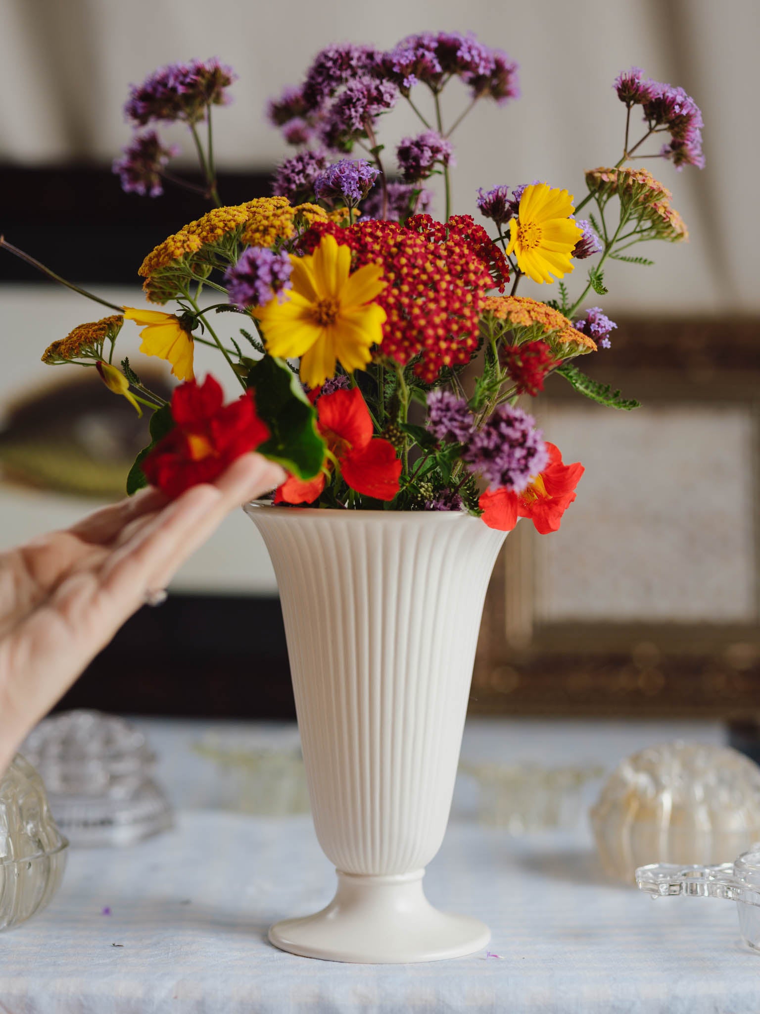 Vintage Wedgwood Ribbed Vase w Original Flower Frog Insert